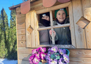Dwie dziewczynki w okienku