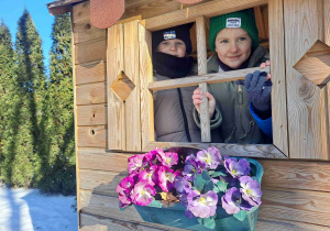 Dwie dziewczynki w okienku