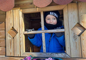 Chłopiec w okienku