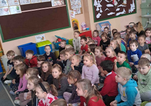 Dzieci słuchają prelekcji strażaków