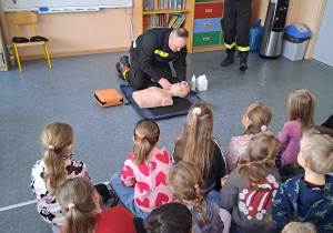 Strażacy demonstrują na fantomie udzielanie pomocy poszkodowanemu