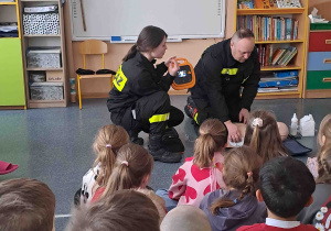 Prezentacja defibrylatora AED i warunków jego używania