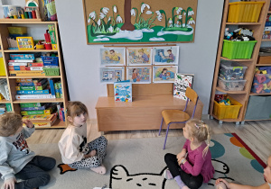 Dzieci analizują historyjkę obrazkową