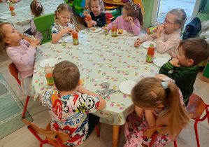 Dzieci spożywają słodki poczęstunek z okazji Tłustego Czwartku.