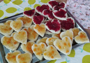 Słodki poczęstunek w kształcie serduszek podany na tacy dla dzieci .