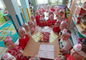 Dzieci jedzą słodki poczęstunek.