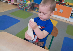 Chłopiec ugniata masę solną