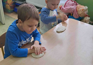 Dzieci formują placki na pączki