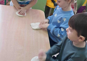 Dzieci formują placki na pączki