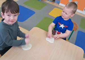 Dzieci formują placki na pączki