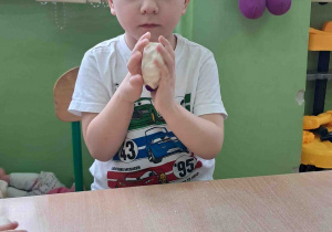 Chłopiec stworzył własnego pączka z masy solnej