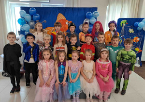 Pamiątkowe fotografie na tle dekoracji balowej