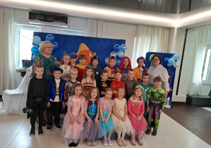 Pamiątkowe fotografie na tle dekoracji balowej