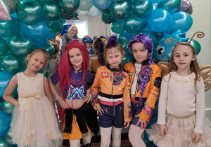 Pamiątkowe fotografie na tle dekoracji balowej