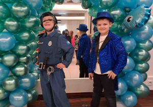 Pamiątkowe fotografie na tle dekoracji balowej