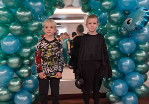 Pamiątkowe fotografie na tle dekoracji balowej