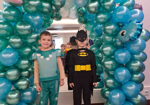 Pamiątkowe fotografie na tle dekoracji balowej