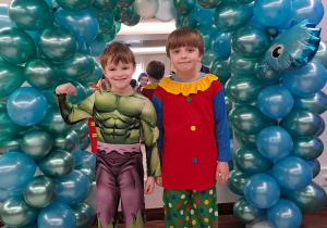 Pamiątkowe fotografie na tle dekoracji balowej