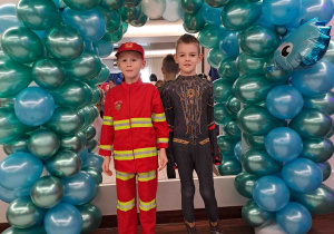 Pamiątkowe fotografie na tle dekoracji balowej