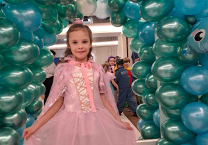 Pamiątkowe fotografie na tle dekoracji balowej