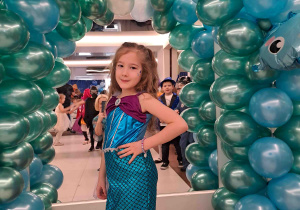 Pamiątkowe fotografie na tle dekoracji balowej