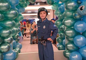 Pamiątkowe fotografie na tle dekoracji balowej