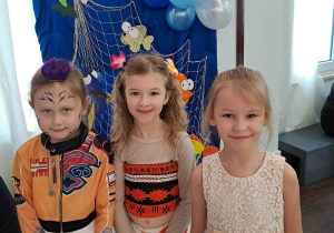 Pamiątkowe fotografie na tle dekoracji balowej