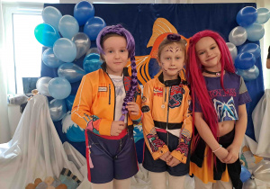 Pamiątkowe fotografie na tle dekoracji balowej