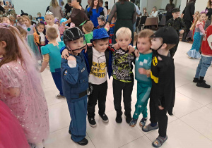 Chłopcy bawią się do muzyki