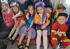 Dzieci odpoczywają po wspólnych tańcach