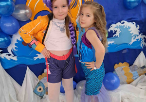 Pamiątkowe fotografie na tle dekoracji balowej