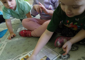 Układanie puzzli - dinozaury