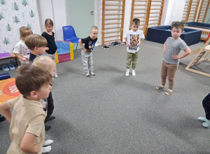 Ćwiczenia korekcyjne wspierające równowagę i stabilizację.