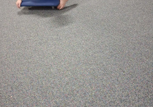 Dziecko ćwiczy na desce terapeutycznej.