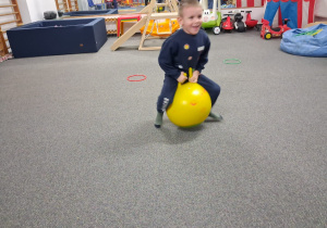 Dzieci skaczą na piłce. Ćwiczenia wzmacniające mięśnie posturalne i równowagę.