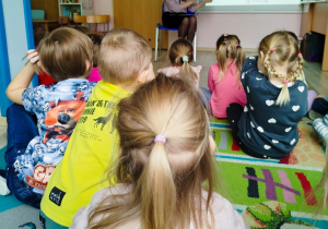 Pani z Sanepidu rozmawia z dziećmi na temat objawów grypy