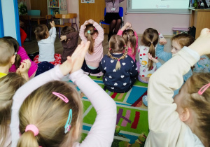 Pani z Sanepidu prezentuje dzieciom jak prawidłowo myć ręce