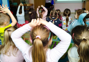 Dzieci pokazują jak należy poprawnie myć ręce