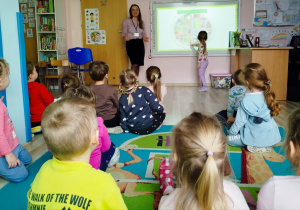 Dziewczynka pokazuje swój ulubiony owoc