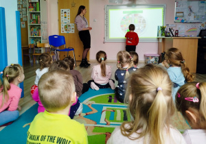 Chłopiec pokazuje swoje ulubione warzywo