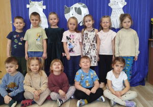 Stokrotki wspólnie pozują do zdjęcia