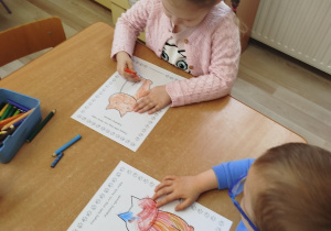 Dzieci kolorują obrazek przedstawiający kota