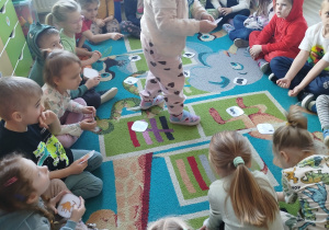 Dziewczynka dobiera obrazek dinozaura do jego cienia