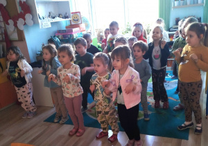 Dzieci naśladują dinozaury