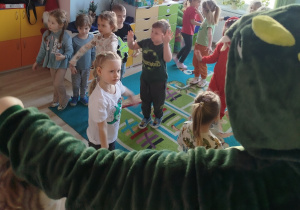 Dzieci tańczą przy piosence o dinozaurach