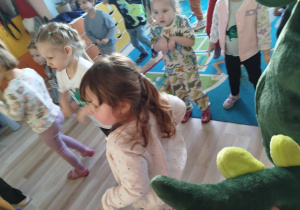 Dzieci biorą udział w zabawie muzyczno-ruchowej
