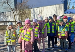 Dzieci oglądają budynek KDK