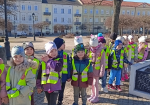 Dzieci oglądają kutnowskie kamieniczki