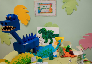 Prace dzieci pięknie prezentują się na wystawie na holu przedszkolnym.