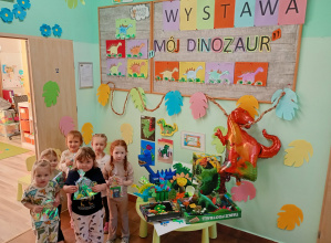 Wystawa plastyczna ,,Mój Dinozaur"